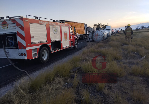 Accidente en autopista Amozoc-Perote: Pipa cargada de combustible se volcó sin causar víctimas