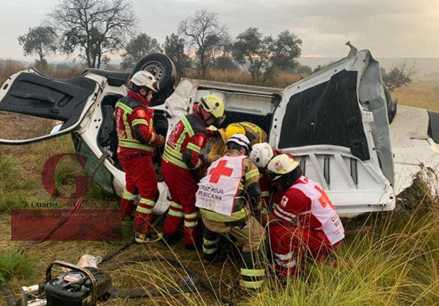 Milagro en la autopista Amozoc-Perote: Hombre sobrevive a volcadura, pero queda atrapado