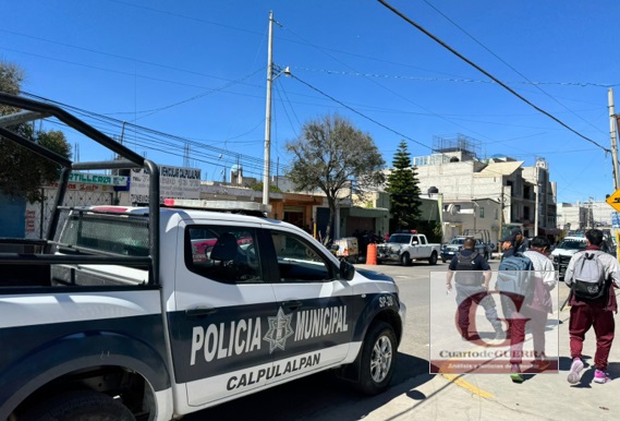 Motociclistas balean a joven que se refugió en negocio, en Calpulalpan