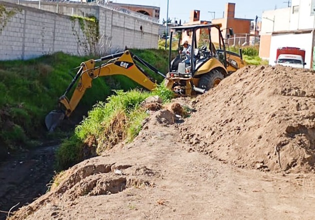 Desazolva Capamh el canal ‘Niños Héroes’ para proteger a la población de socavones