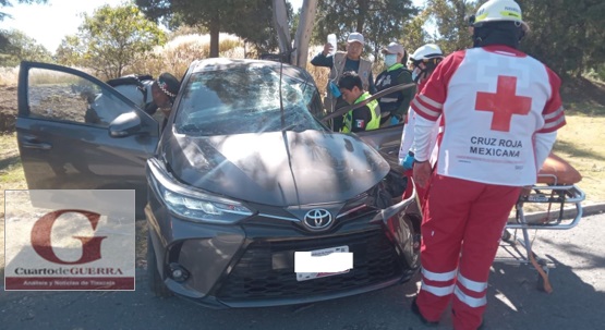 Maestra se salva de milagro en accidente en Libramiento Apizaco
