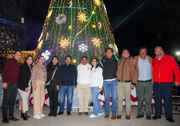 Encabezó Javier Rivera exitoso encendido del árbol en Apizaco
