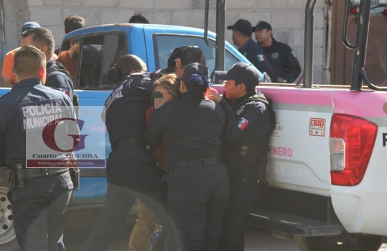 Detienen a hombre y mujer por utilizar luces ilegales en vehículo en Totolac