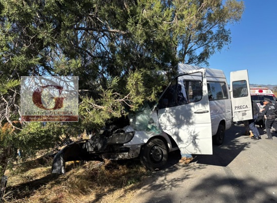 Siete personas lesionadas y una prensada, deja choque de camioneta de transporte de personal en Huamantla