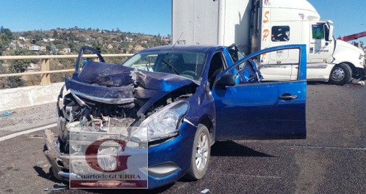 Arrasa camión de carga con tres vehículos en la Apizaco-Tlaxcala