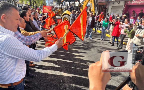 Entrega Javier Rivera obras de bacheo en el centro de Apizaco