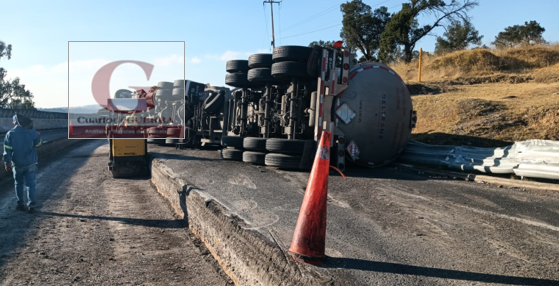 Vuelca tráiler tipo pipa, con combustible en la México-Veracruz