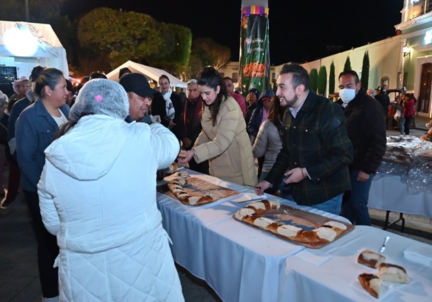 Los Reyes Magos y Chava Santos unieron a las familias de Huamantla en el tradicional corte de rosca