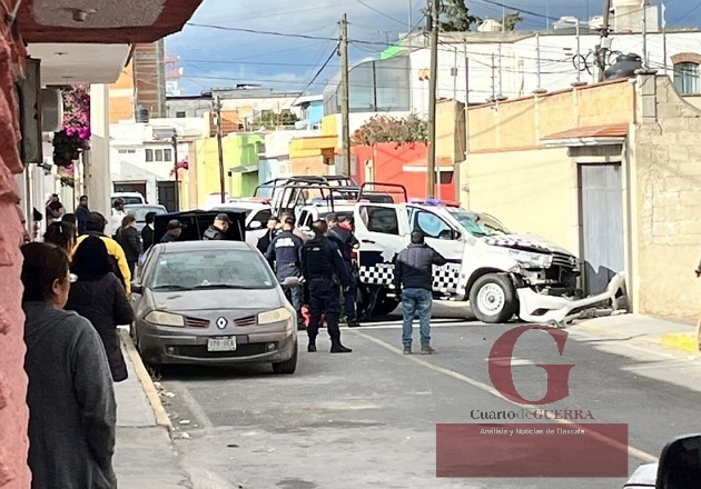 En persecución, policía impacta patrulla contra vivienda en Huamantla