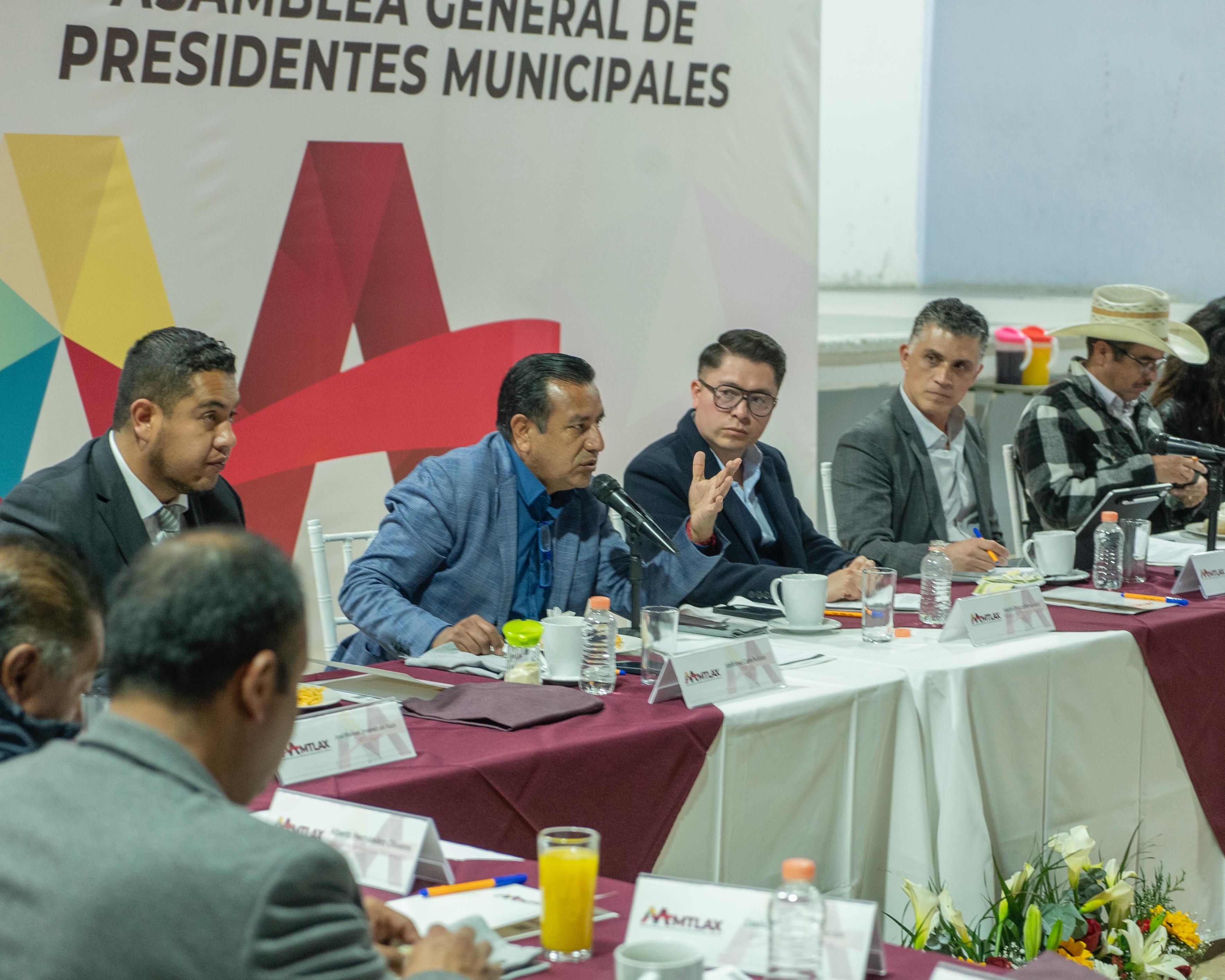 Comparte Alfonso Sánchez ante homólogos de AAMTLAX políticas públicas implementadas en la capital