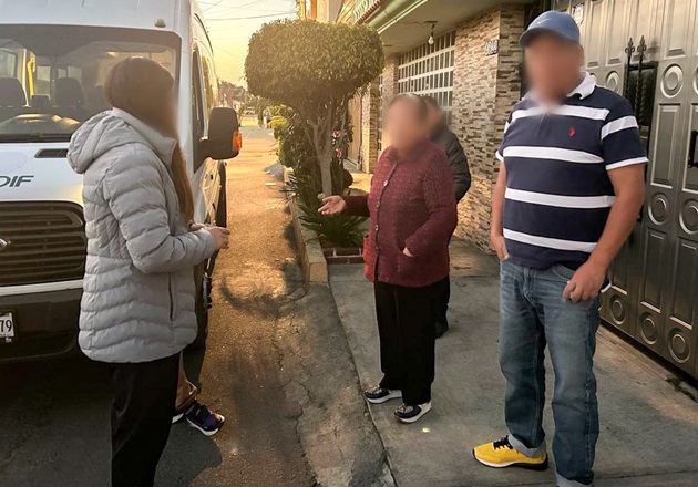 Reúne SMDIF de Huamantla a adulto mayor extraviado con su familia en Puebla
