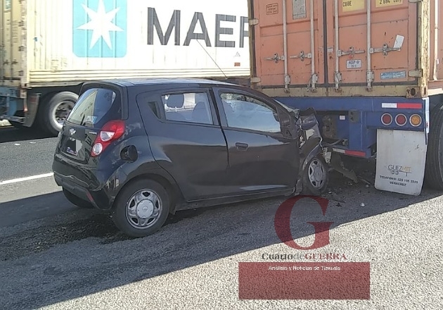 Impacta vehículo con la parte trasera de tráiler, en Huamantla; hay dos lesionados