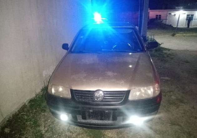Recuperan municipales de Xiloxoxtla vehículo con reporte de robo en Ocotlán