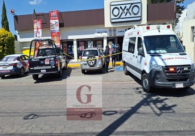 Masculino es atacado a balazos dentro de Oxxo en Apetatitlán