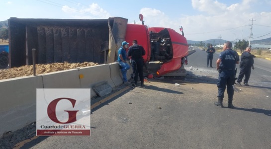 Vuelca camión de volteo en la carretera de Tetla y deja daños materiales