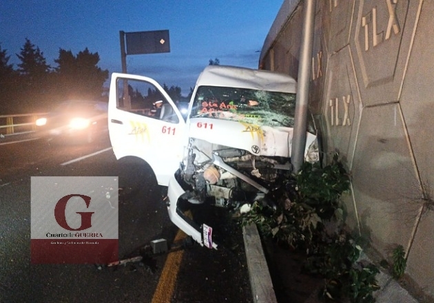 Camioneta de ATAH choca contra puente, en Apetatitlán, y conductor huye