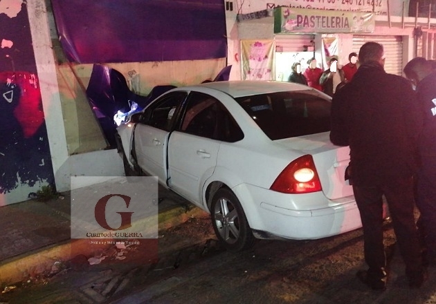 Accidente de tránsito en Ocotlán-Chiautempan: Jóvenes en estado de ebriedad chocan su Ford Focus