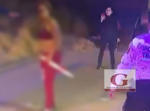 Mujer intoxicada amenaza a policías con cuchillo en Papalotla tras intentar asaltar una taquería