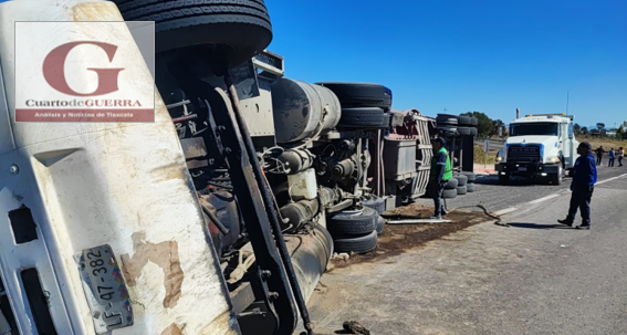 Tractocamión se vuelca en carretera México-Veracruz; causa pérdidas materiales y afecta vialidad