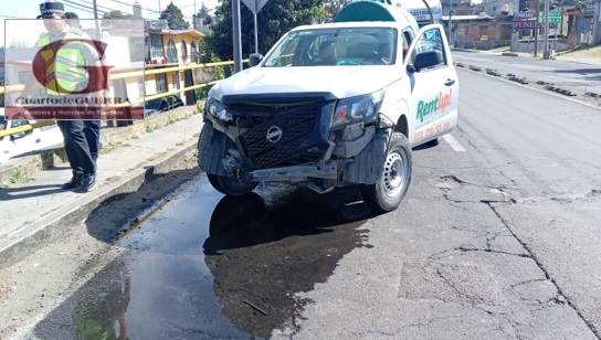 Camioneta con pipa choca contra puente en carretera Tlaxcala-Puebla