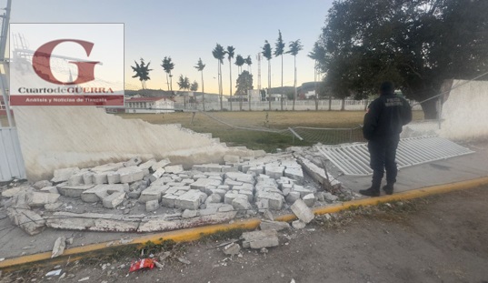 Tráiler tira barda de escuela primaria en Tezoquipan, Panotla y conductor se da a la fuga