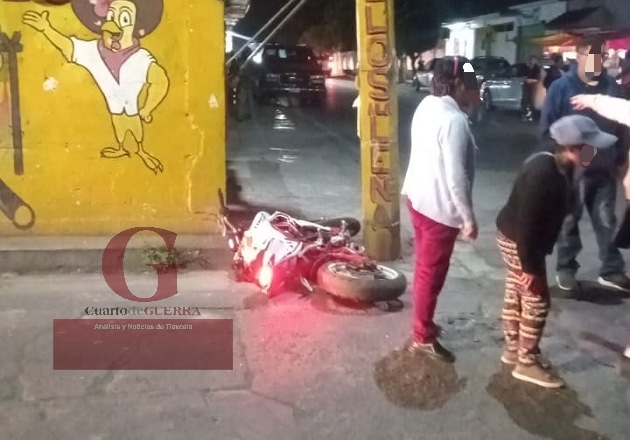 Muchedumbre intenta incendiar vehículo tras accidente que dejó  a motociclista herido de gravedad en Tepetitla