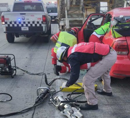 Accidente en Arco Norte: Conductor se incrusta en tráiler cargado con maquinaria y queda prensado