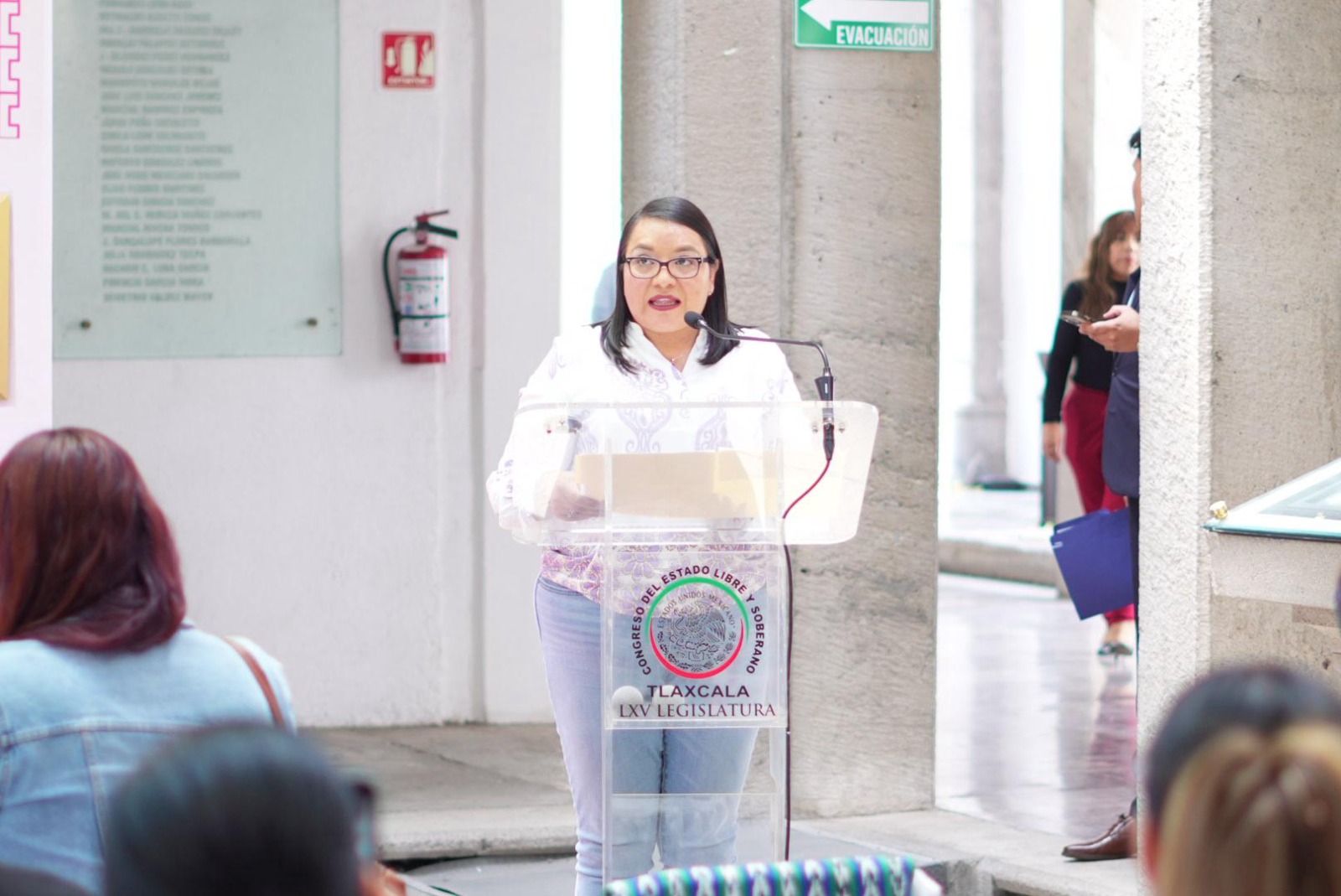 Recibe diputada Laura Flores Iniciativa Popular para inscribir con letras doradas el nombre de Tecuelhuetzin Xicohténcatl