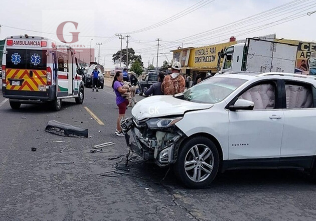 Lesionados y daños deja choque múltiple en Tetla