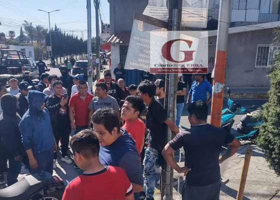 Tensión en Papalotla: Vecinos golpean y amarran a presunto ladrón de motocicleta