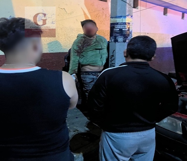 Detienen y golpean a ladrón en San Pablo del Monte; intentó llevarse una batería y pertenencias de un auto