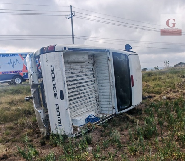 Vuelca camioneta en la Ixtenco-Zitlaltepec; no se reportan lesionados graves