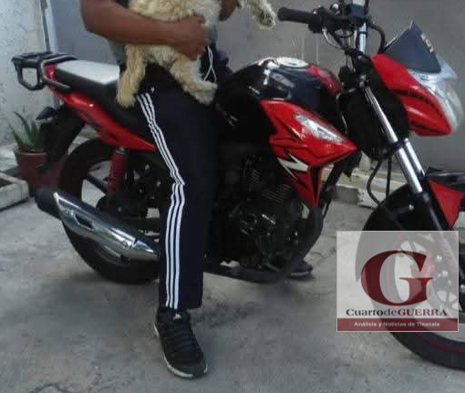 Roban motocicleta con lujo de violencia en San José Teacalco