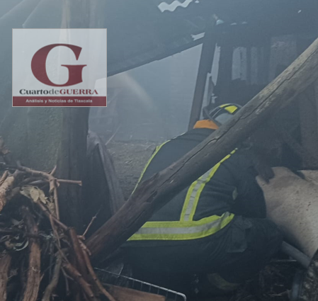 Sofoca Bomberos incendio de zacate y leña en un inmueble en Santa Cruz Guadalupe, Chiautempan