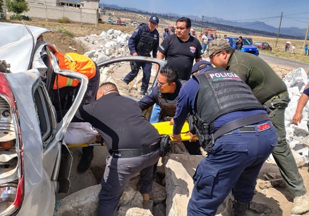 Atienden elementos de Seguridad y Protección Civil de Huamantla volcadura en la vía Huamantla - Benito Juárez