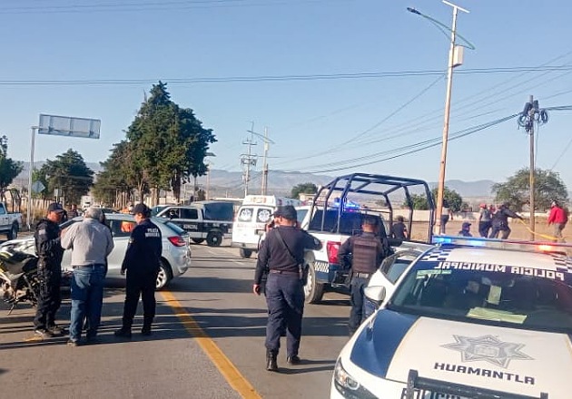 Policía y paramédicos de Protección Civil de Huamantla brindan atención a lesionados en hecho vial