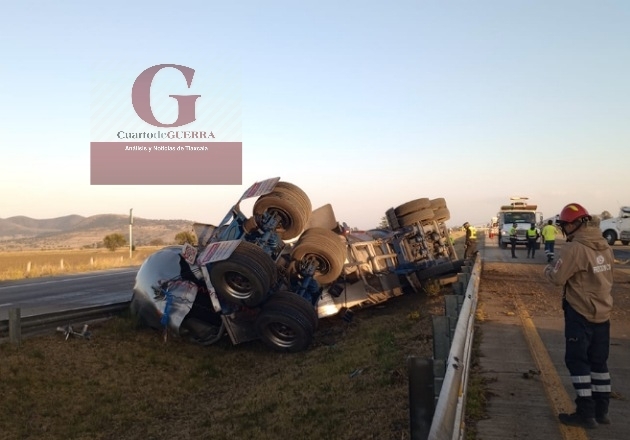 Vuelca pipa de combustible en el Arco Norte, en Calpulalpan