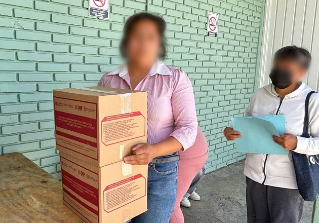 Unen esfuerzos DIF municipal y estatal para llevar despensas a más de 500 familias en Huamantla