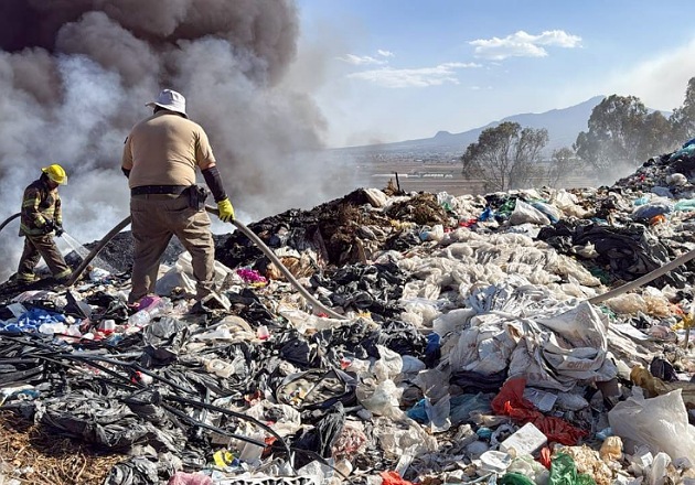 Gobierno de Huamantla e instituciones trabajan en equipo para sofocar incendio en relleno sanitario de Benito Juárez