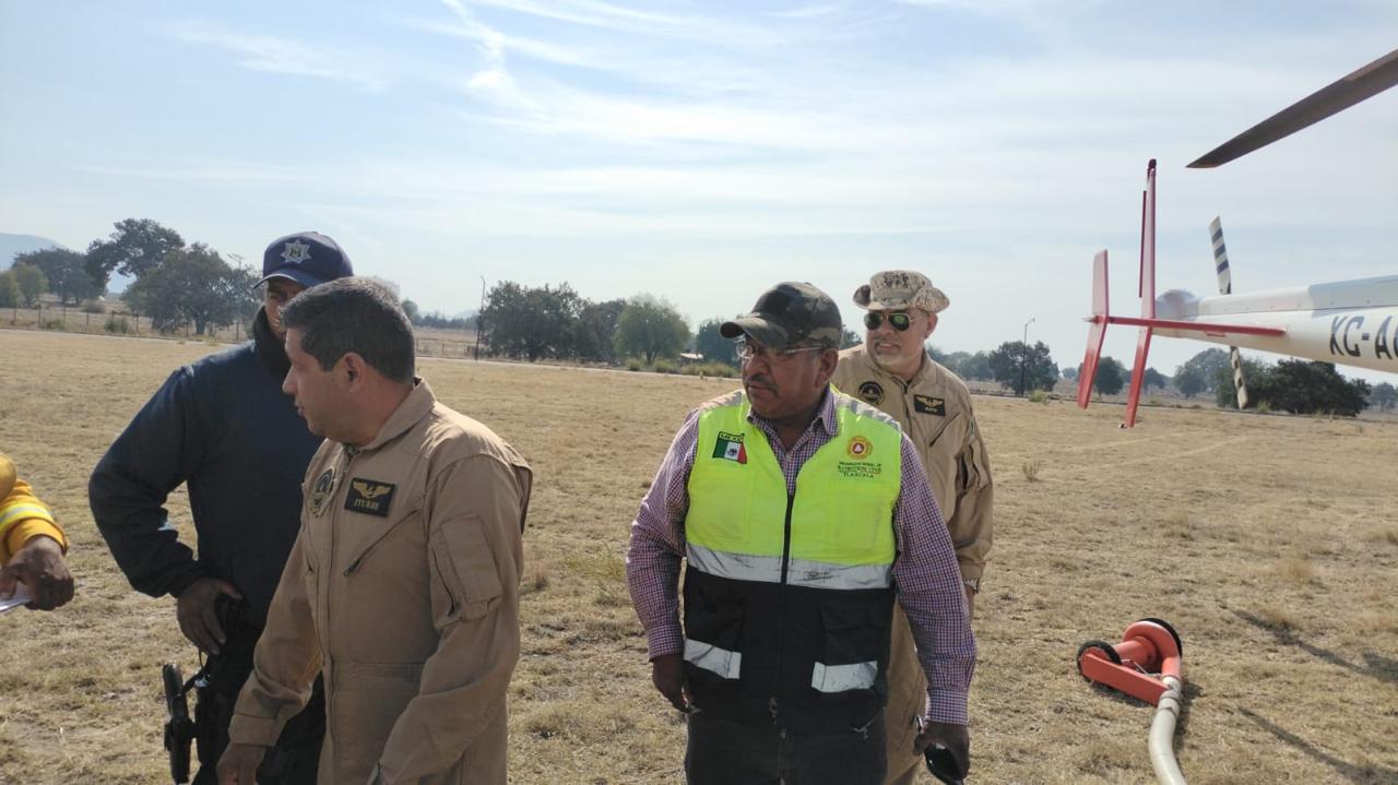 Helicópteros agilizan labores de combate a incendio en Atltzayanca