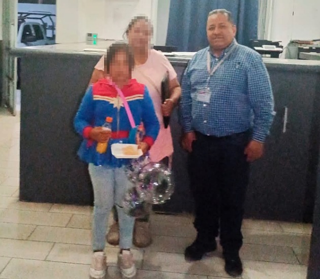 Policía de Chiautempan brinda atención a menor extraviada; la reúne con su madre