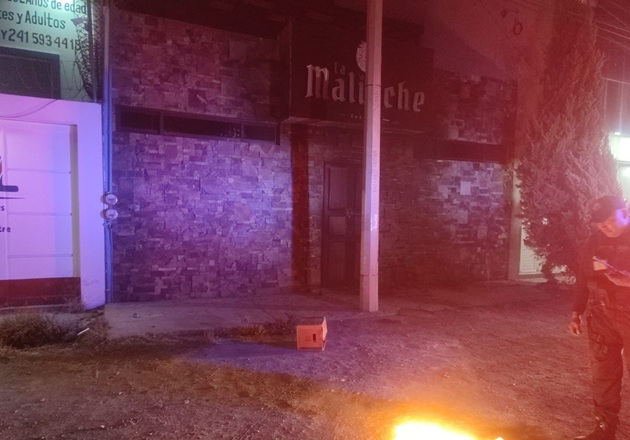 Atiende Policía Municipal de Apizaco incendio en bar ‘La Malinche’; presentaba indicios de un posible ataque armado