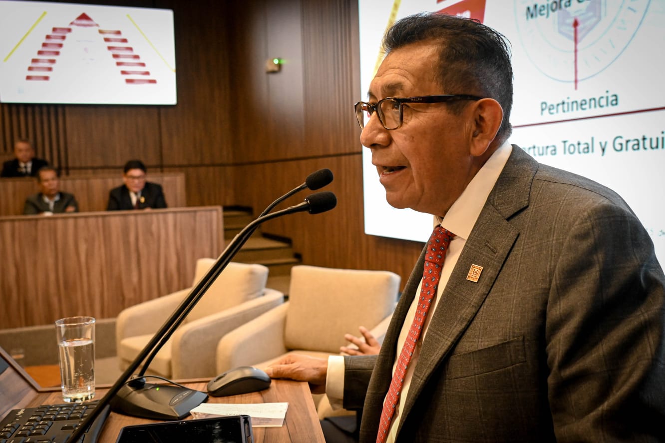 Presenta Rector modelo educativo de la UATx en la UCSM de Arequipa, Perú
