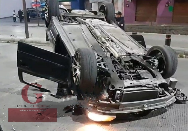 Vuelcan y abandonan auto en la capital tlaxcalteca