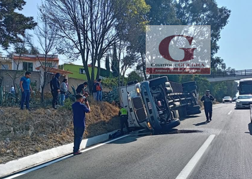 Volcadura de tractocamión en la carretera Apizaco-Tlaxcala deja un lesionado