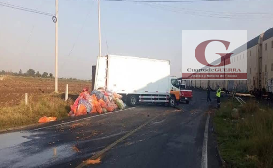 Tren impacta a camión repartidor de botanas que quería ganarle el paso, en Huamantla
