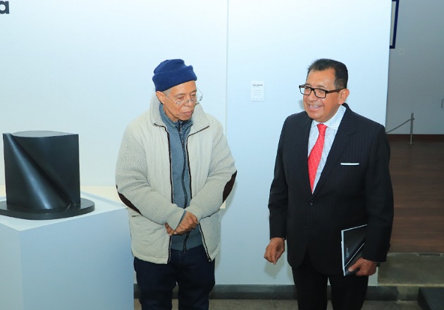 Visita Rector de la UATx exposición del escultor Jesús Mayagoitia en el MAT