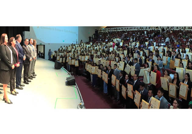 Cumple UATx con su compromiso social al entregar mil 326 títulos de licenciatura, especialidad, maestría y doctorado