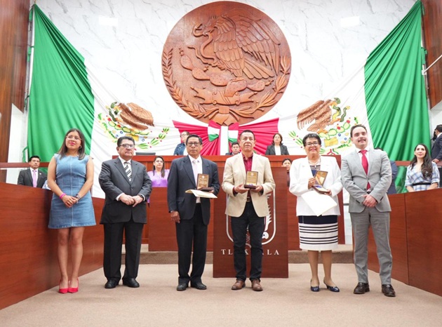 Entrega LXV Legislatura reconocimiento, estímulo económico y presea ‘50 años por la educación al servicio del pueblo’