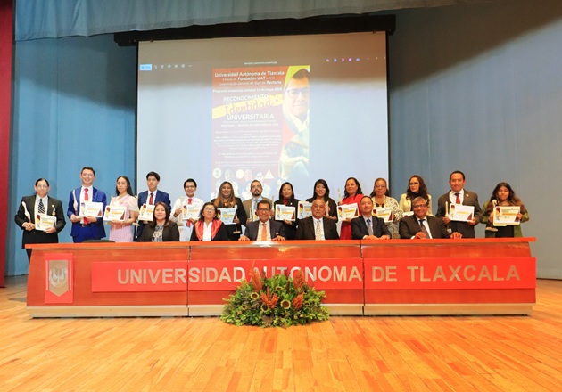 Entrega Rector de la UATx reconocimientos por identidad y práctica de valores universitarios a estudiantes, docentes y trabajadores de servicios
